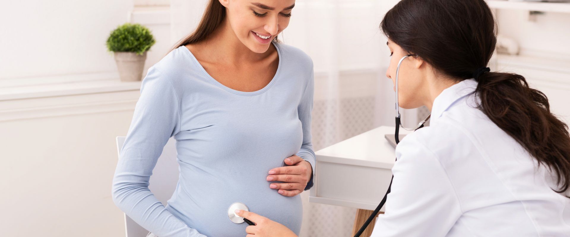 Różyczka jest groźna dla dzieci w ciąży. Kobieta ciężarna na wizycie w gabinecie lekarskim podczas badania.