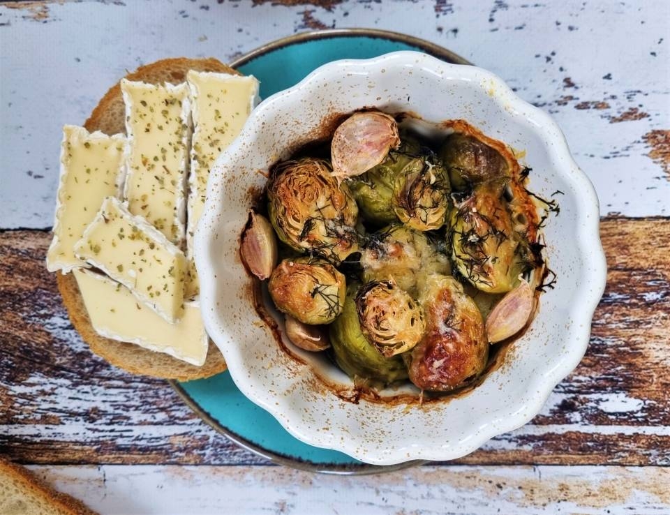 Brukselka pieczona z gałką muszkatołową, czosnkiem i parmezanem - przepis Agnieszki Żelazko.