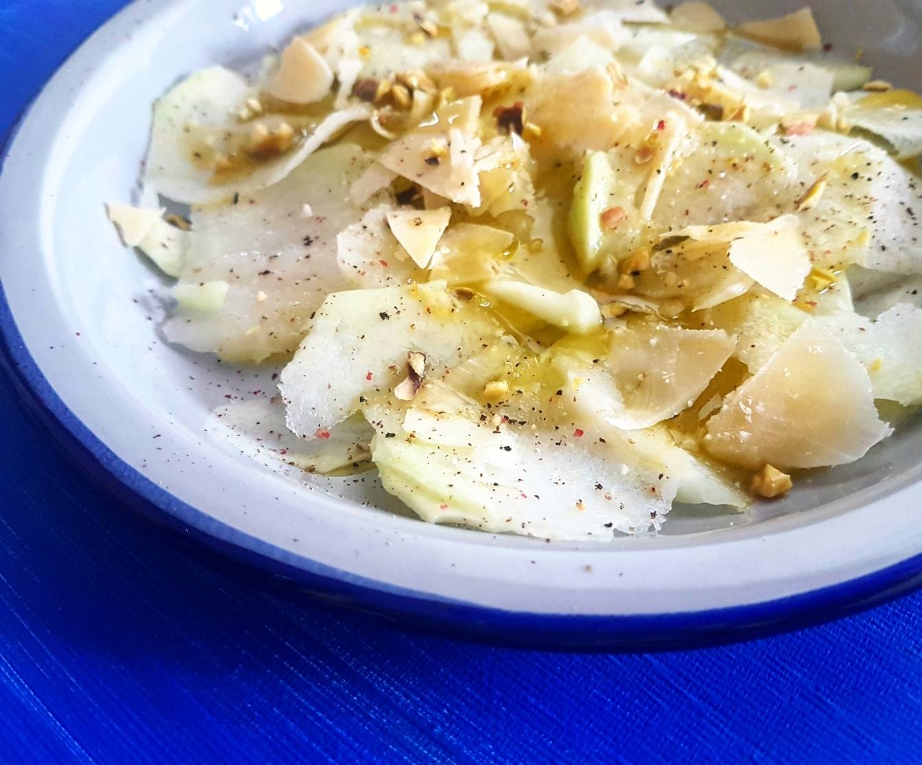 Carpaccio z kalarepki z parmezanem, pistacjami i oliwą niedźwiedzią wg przepisu Agnieszki Żelazko.