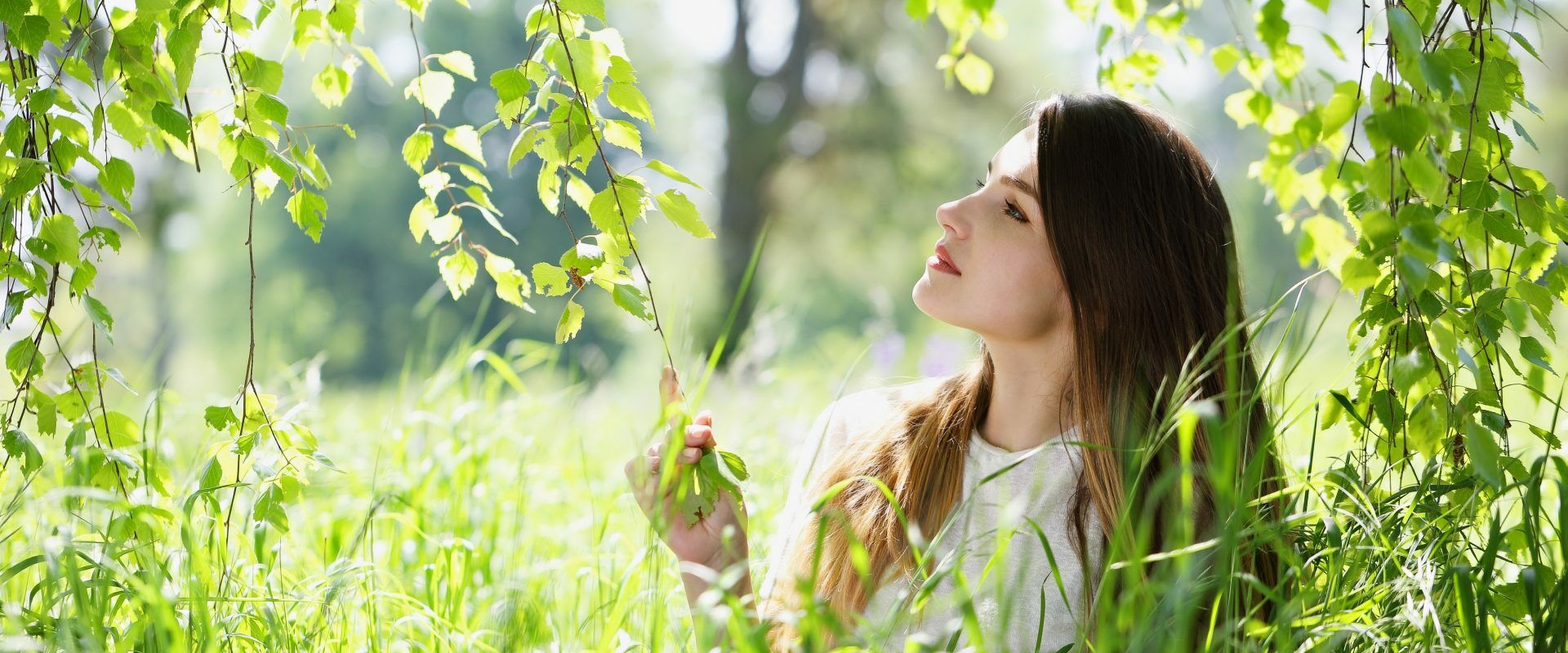 Zjedz sobie las, czyli które drzewa są jadalne? Kobieta przygląda się liściom brzozy.