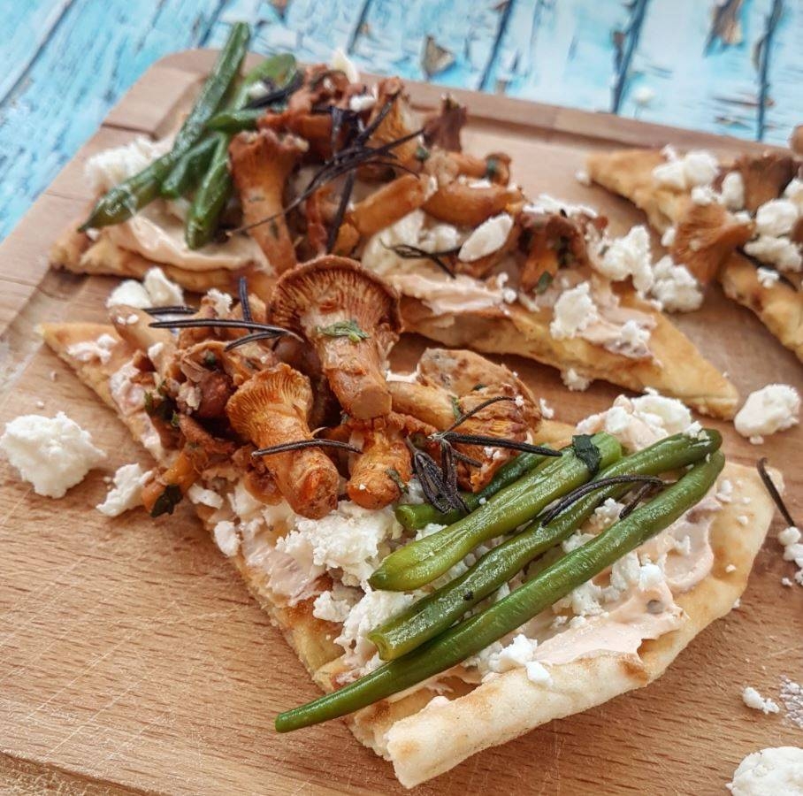 Domowa focaccia z fetą i kurkami - przepisy Agnieszki Żelazko.