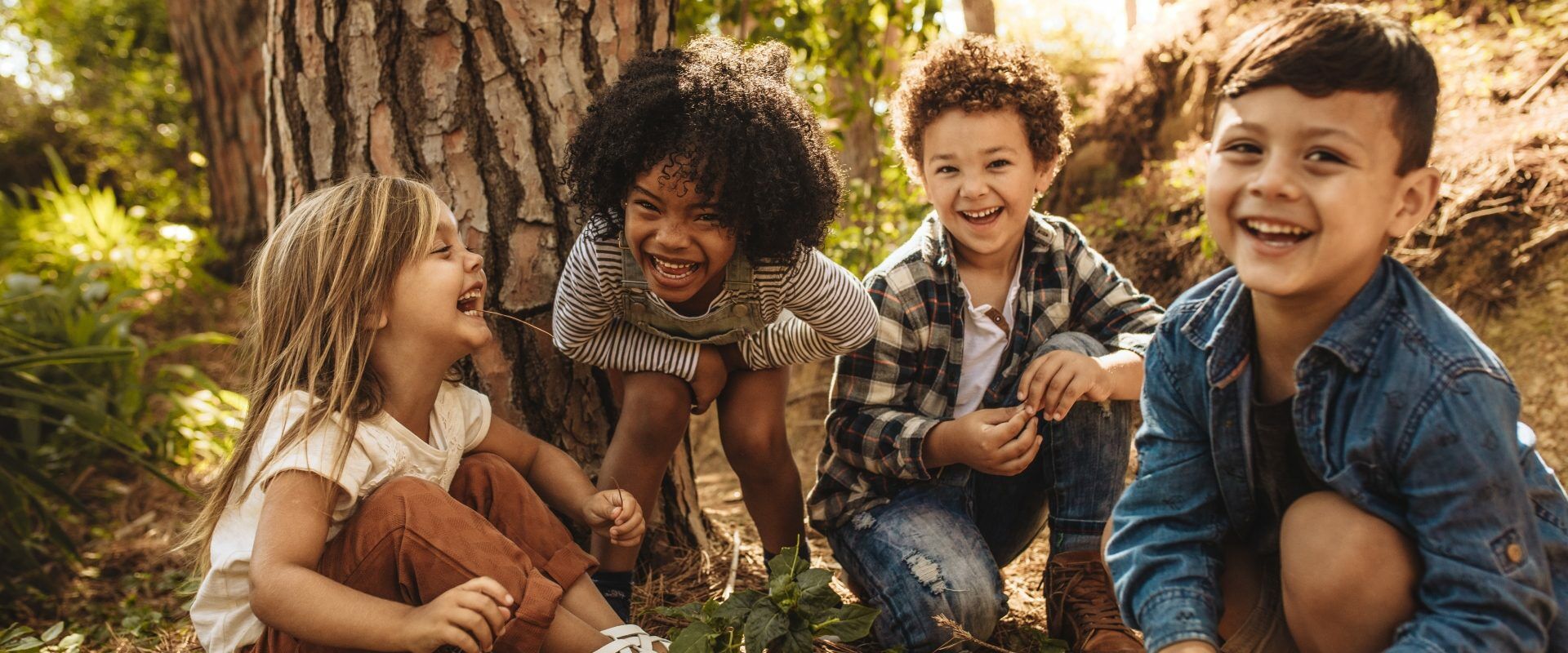 Czym jest syndrom deficytu natury? Dlaczego dzieci nie mają kontaktu z przyrodą? Dzieci bawią się w lesie.