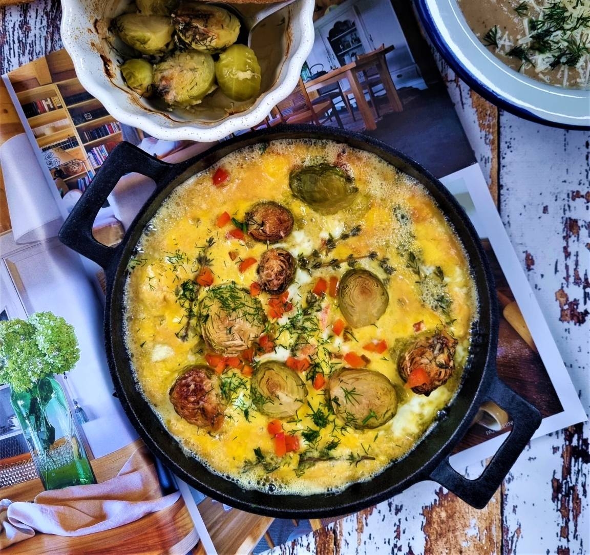 Frittata z brukselką, parmezanem i papryką - przepis Agnieszki Żelazko.