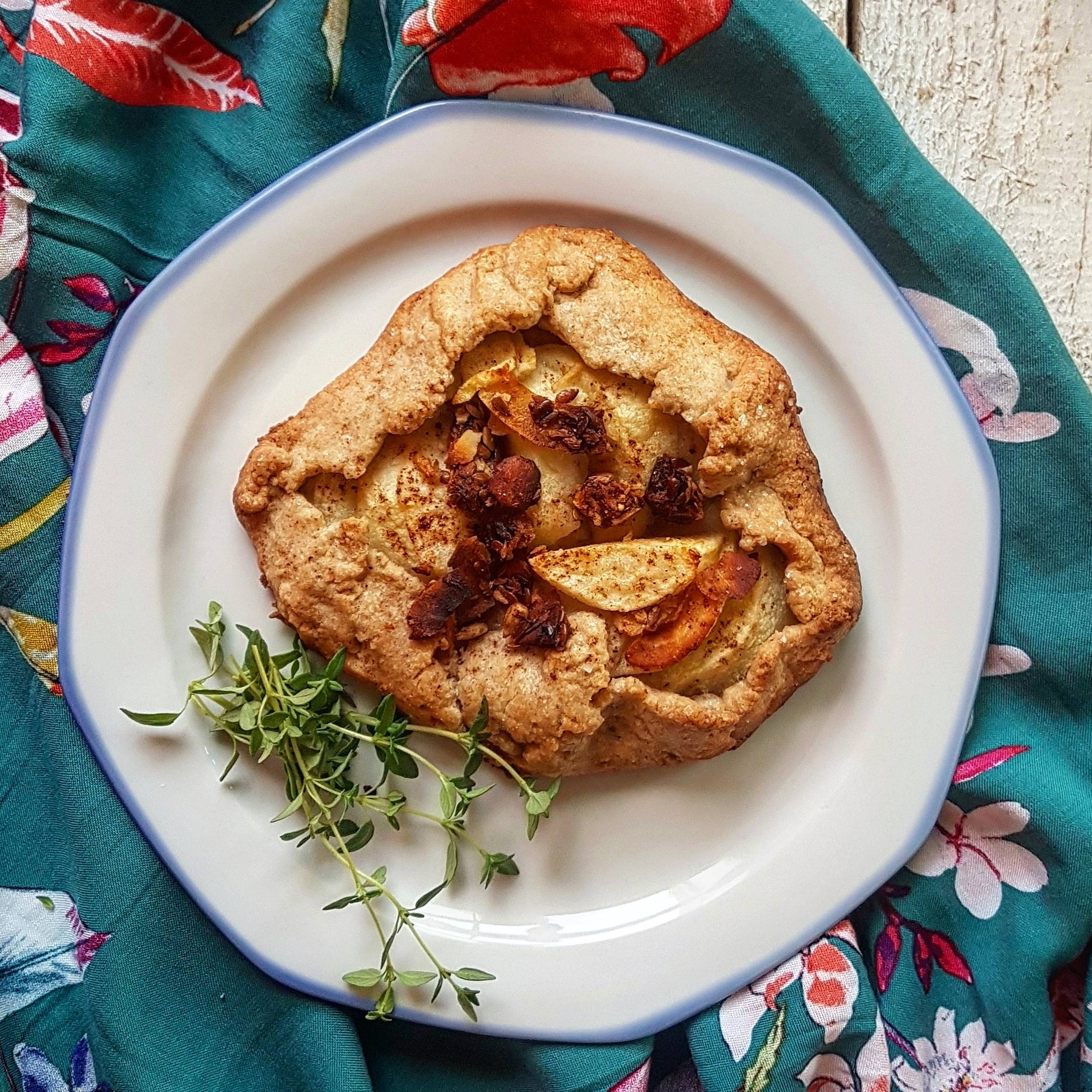 Galette z gruszkami, rodzynkami i konfiturą pigwową. Przepisy Agnieszki Żelazko.