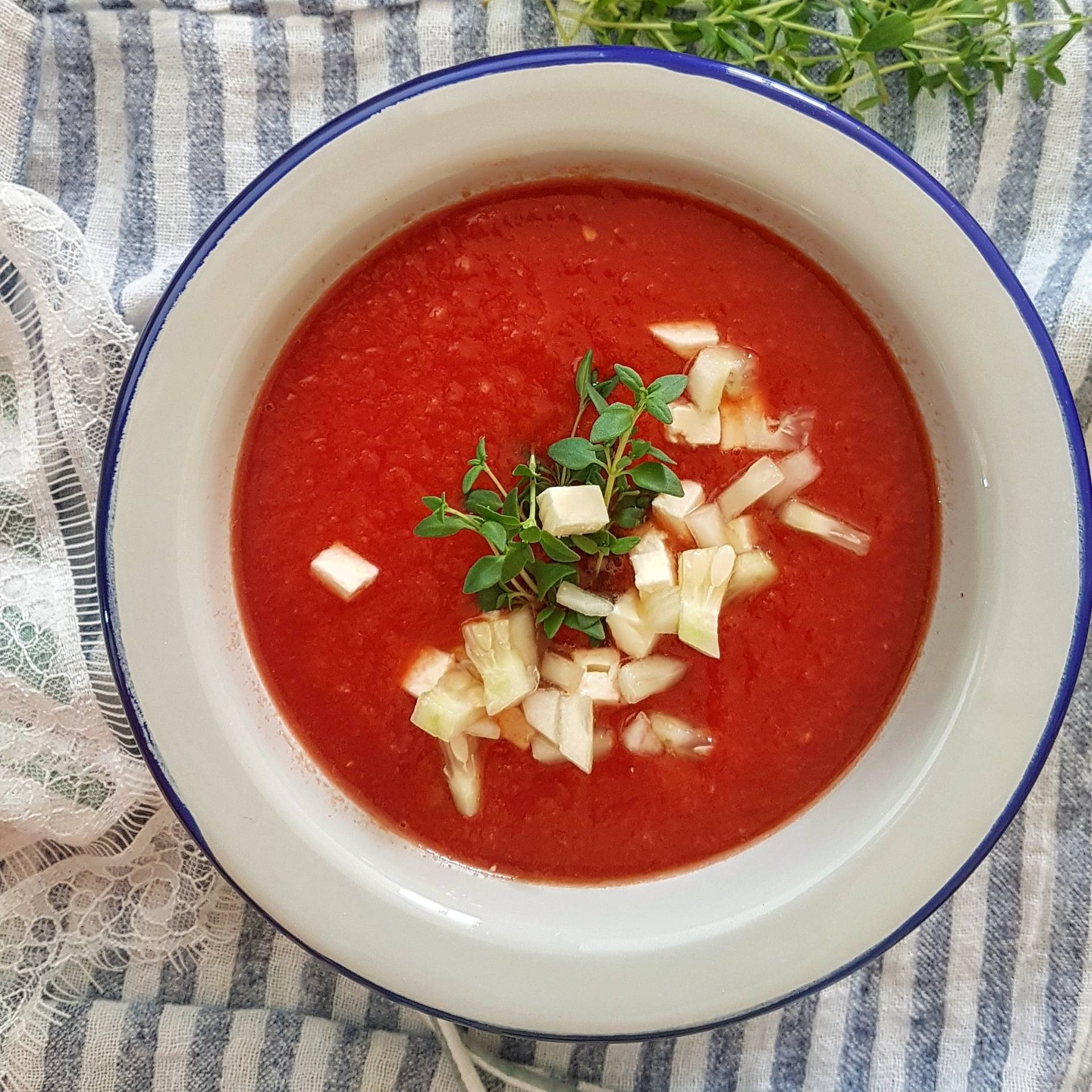 Gazpacho arbuzowo-pomidorowe z dodatkiem ogórków i fety. Arbuz - przepisy na lato