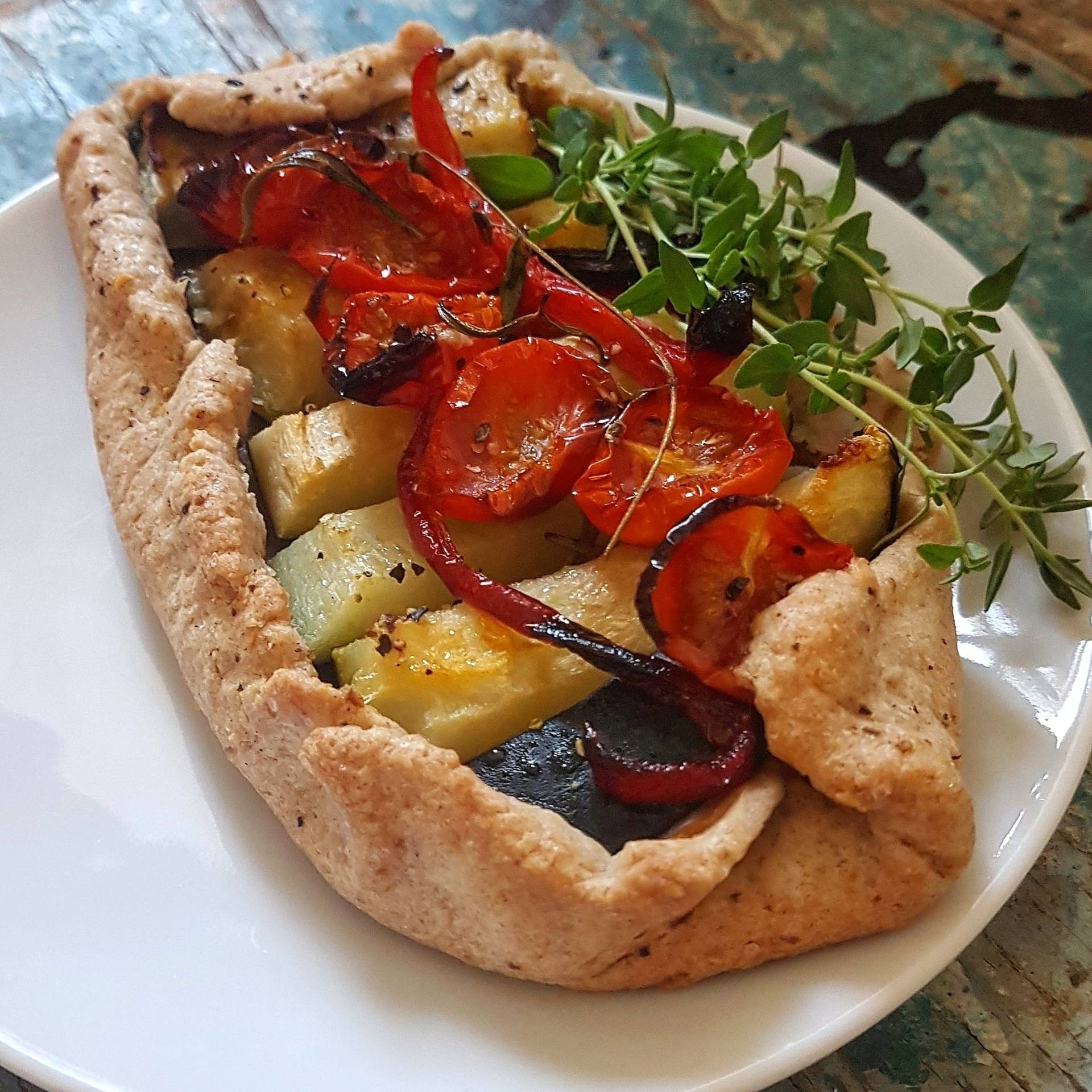 Gorgonzola i grillowane warzywa na kruchym cieście - przepis Agnieszki Żelazko.