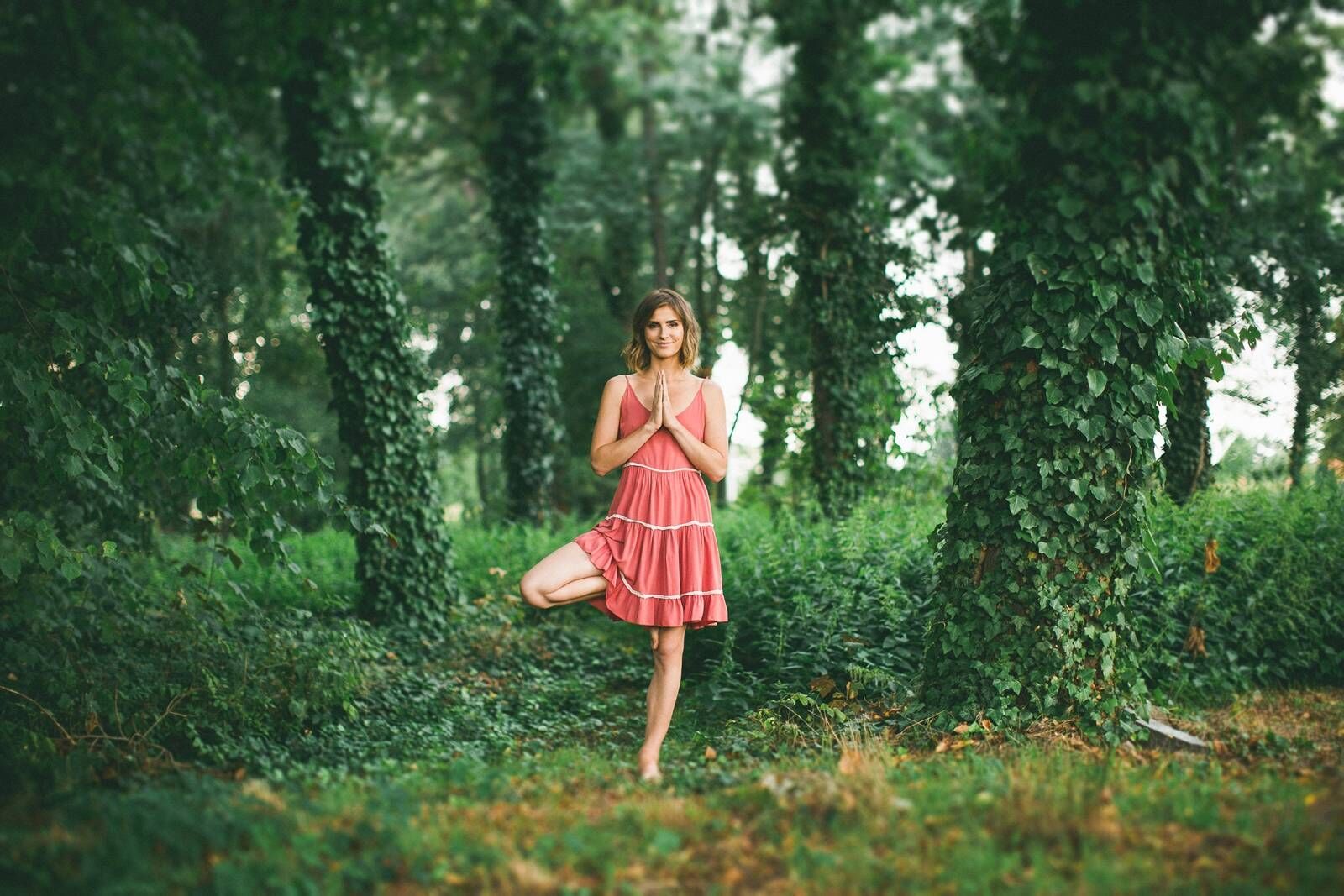 Małgosia Mostowska - joginka i nauczycielka jogi - praktykuje jogę dla początkujących w ogrodzie. Fot. Justyna Zamara