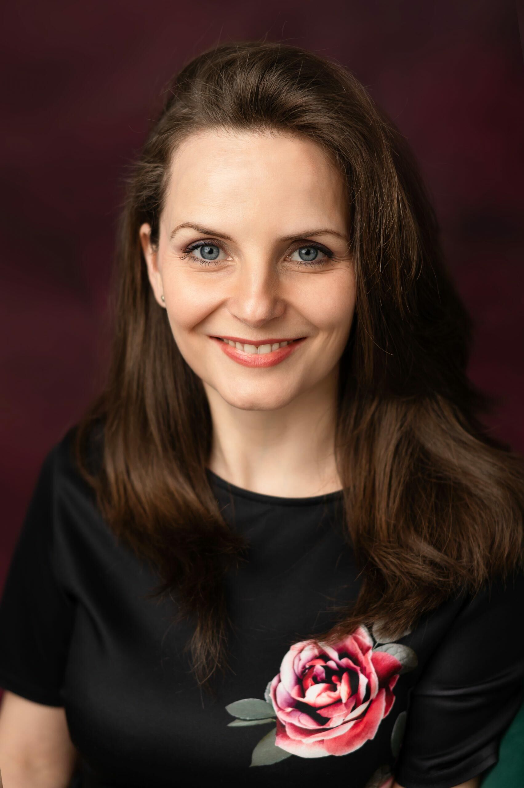 Joanna Kot - psycholożka i psychoterapeutka, pracująca w nurcie psychologii procesu, tworzy autorski projekt Droga Kobiety, w którym wspiera kobiety w rozwoju i życiowych kryzysach. Prowadzi również psychoterapię i warsztaty w sytuacji trudnej płodności w ramach projektu Płodnik.
