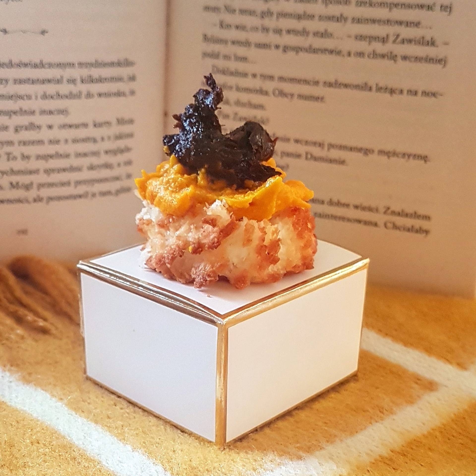 Kokosanki z puree dyniowym i śliwką w gorzkiej czekoladzie. Przepisy z dynią Agnieszki Żelazko.