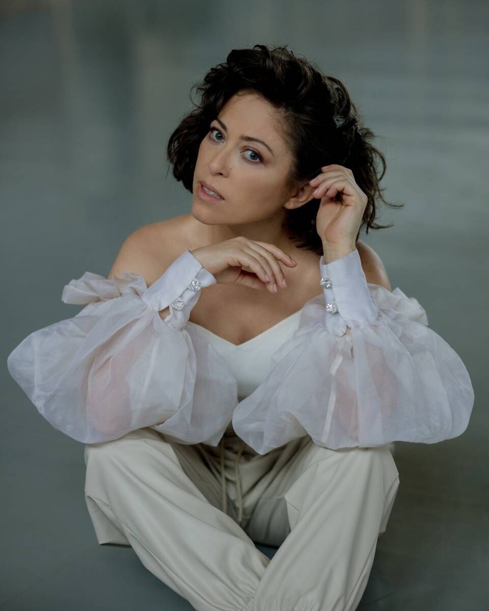 Natalia Kukulska w bieli - portret.