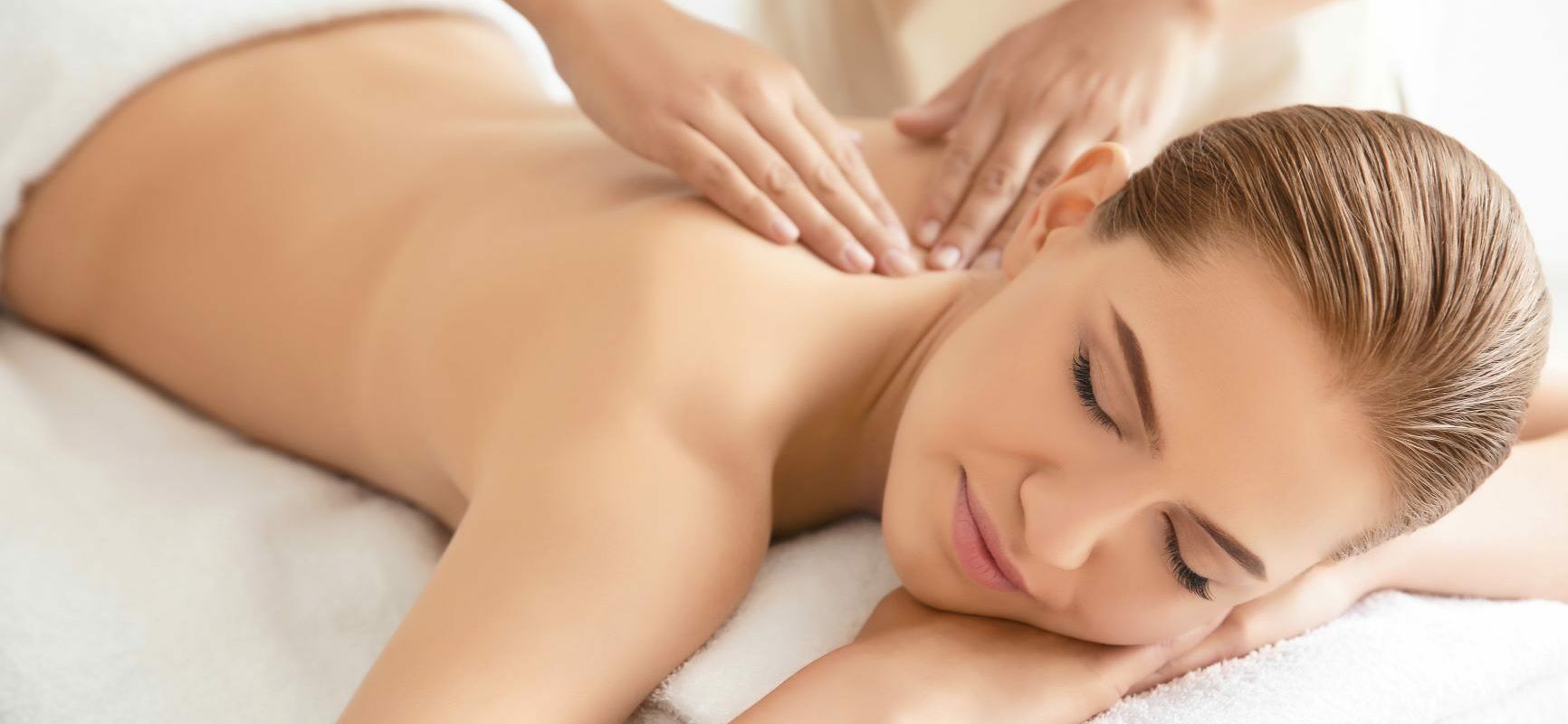 Rofting - terapia manualna powięzi. Kobieta na masażu powięziowym.