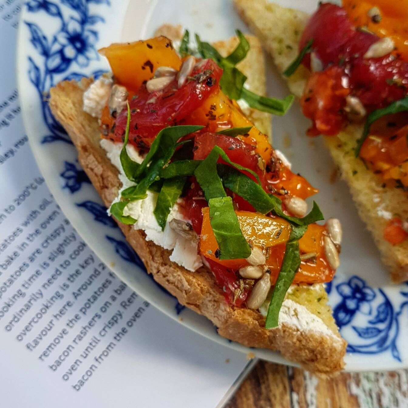Międzynarodowa bruschetta z fetą - przepis Agnieszki Żelazko.