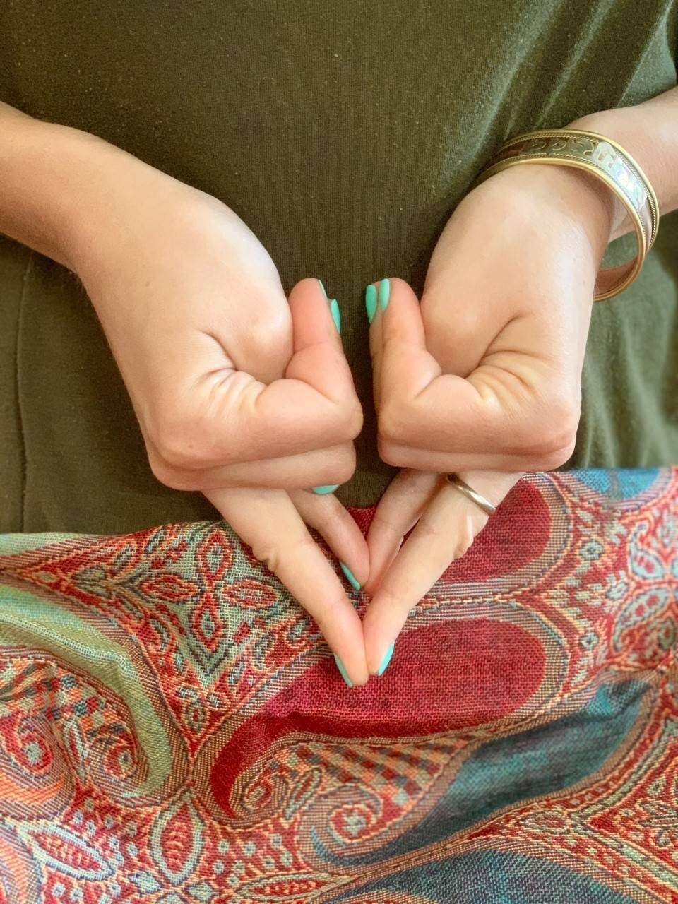 Shakti mudra na sen - jak wykonać? Mudry dłoni pokazuje Karolina Szaciłło.