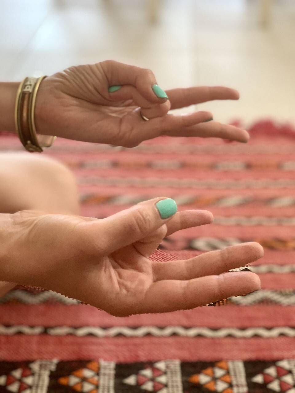 Surya mudra - jak wykonać? Gesty dłoni według ajurwedy.