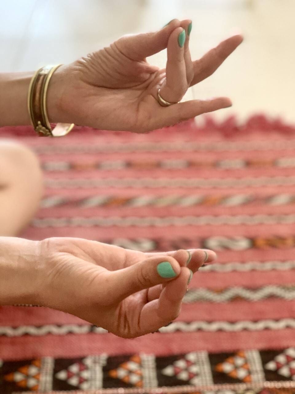 Pranaapana mudra - jak ją wykonać? Mudry dłoni pokazuje Karolina Szaciłło.