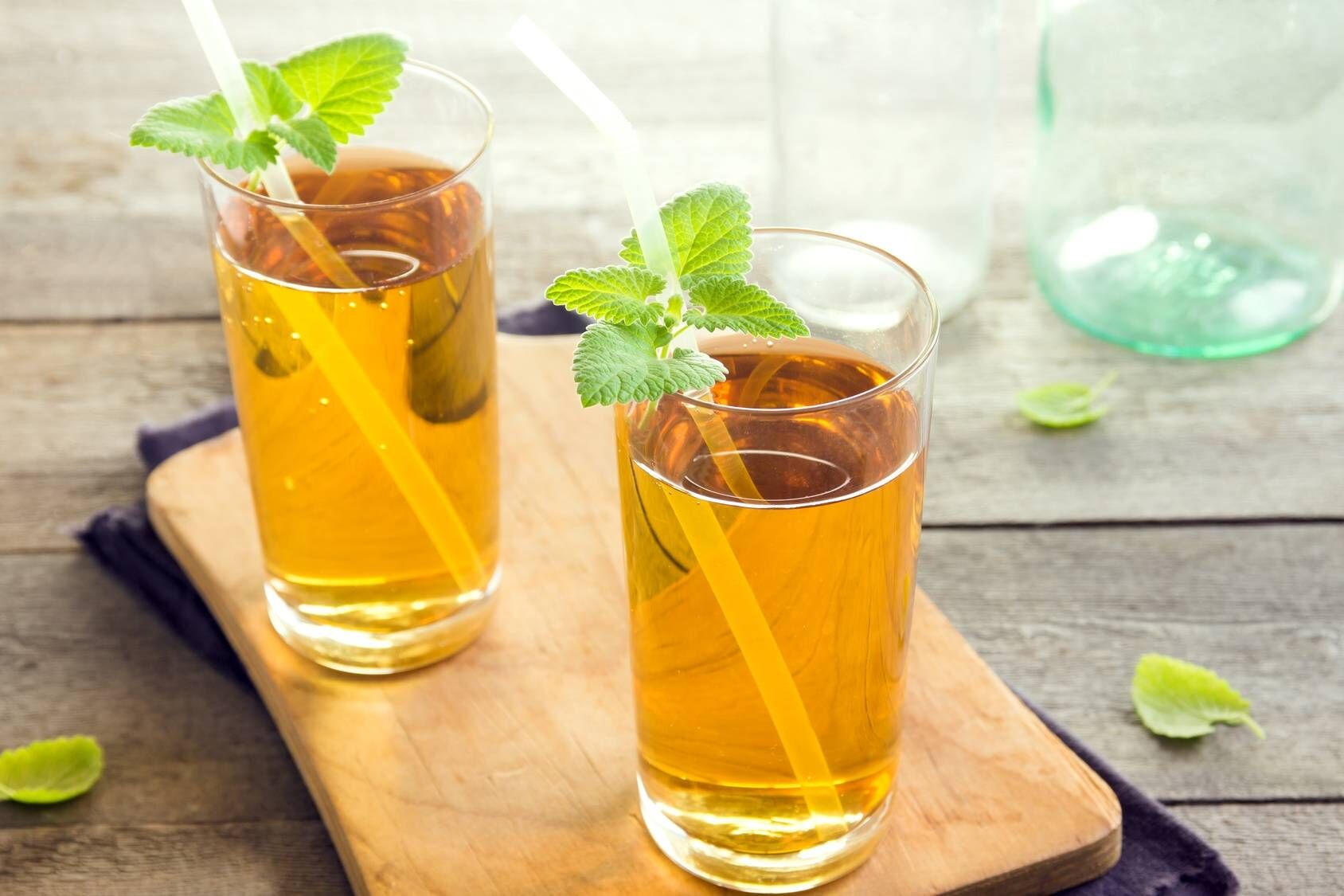 Herbata kombucha w szklankach - naturalny probiotyk.
