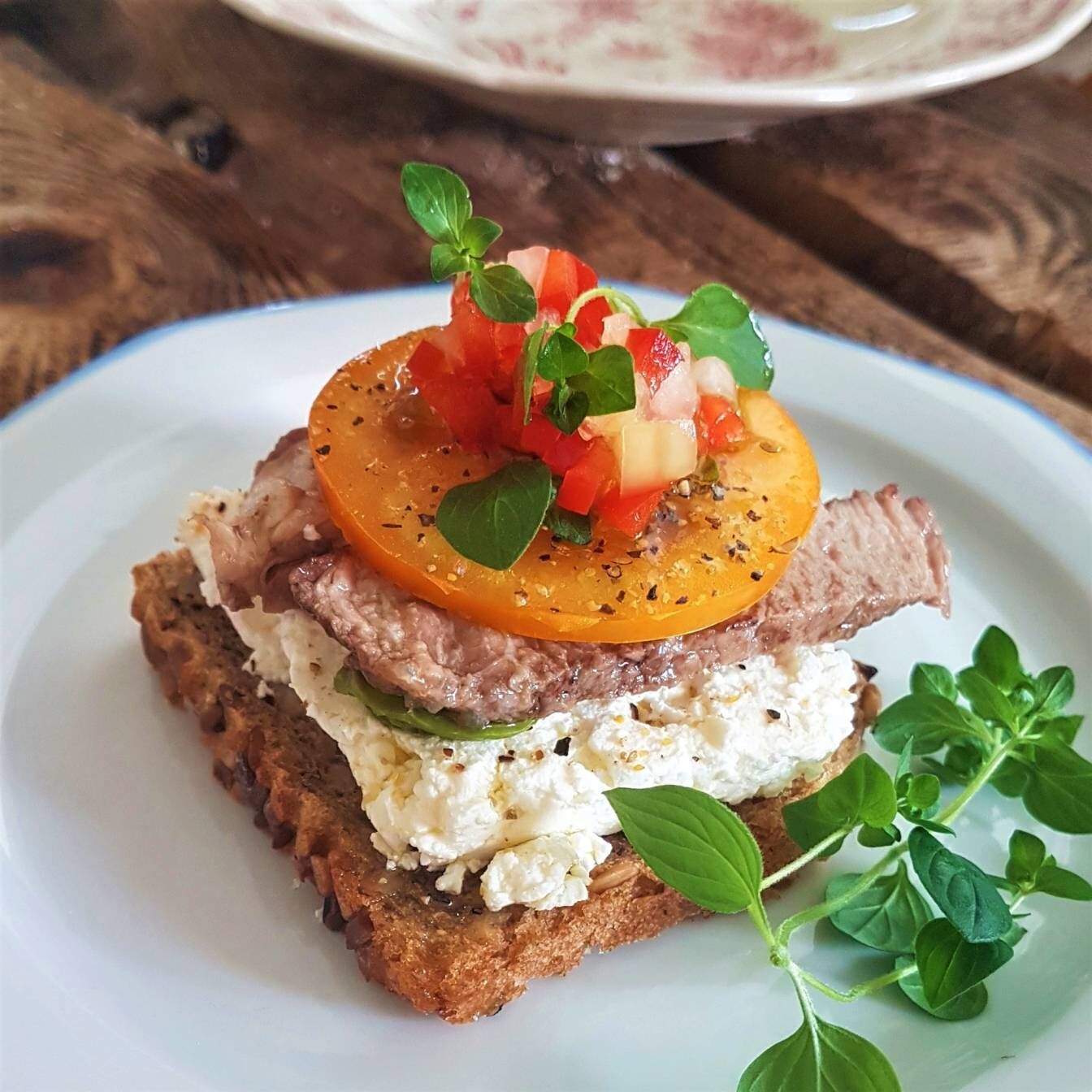 Pełnoziarnista kanapka z fetą i wieprzowiną w sezamie - ser feta przepisy Agnieszki Żelazko.