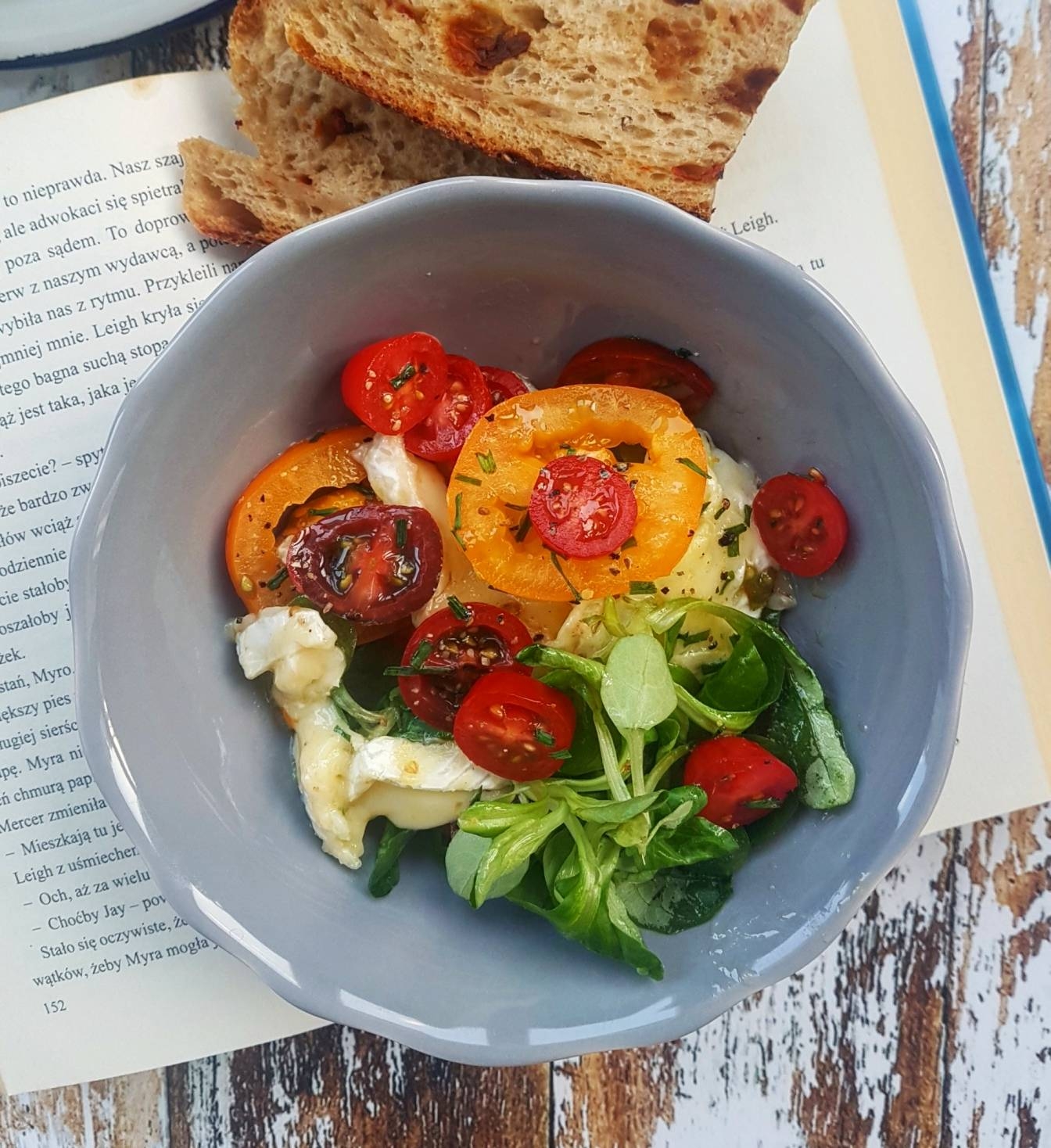 Pesto niedźwiedzie podane z pomidorami, serem i roszponką - przepisy z czosnkiem niedźwiedzim Agnieszki Żelazko.
