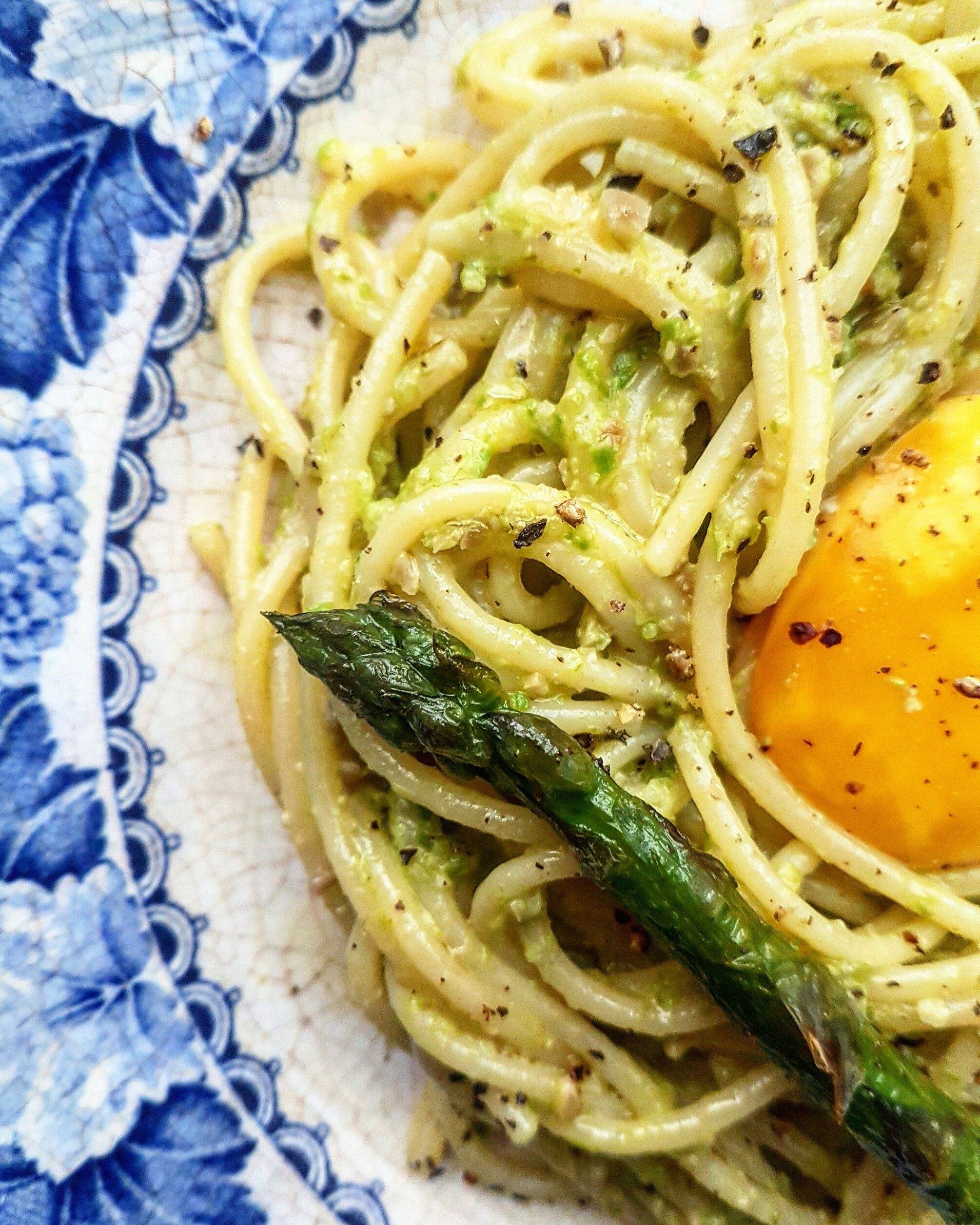 Pesto sosnowo-szparagowe z makaronem - przepis Agnieszki Żelazko.