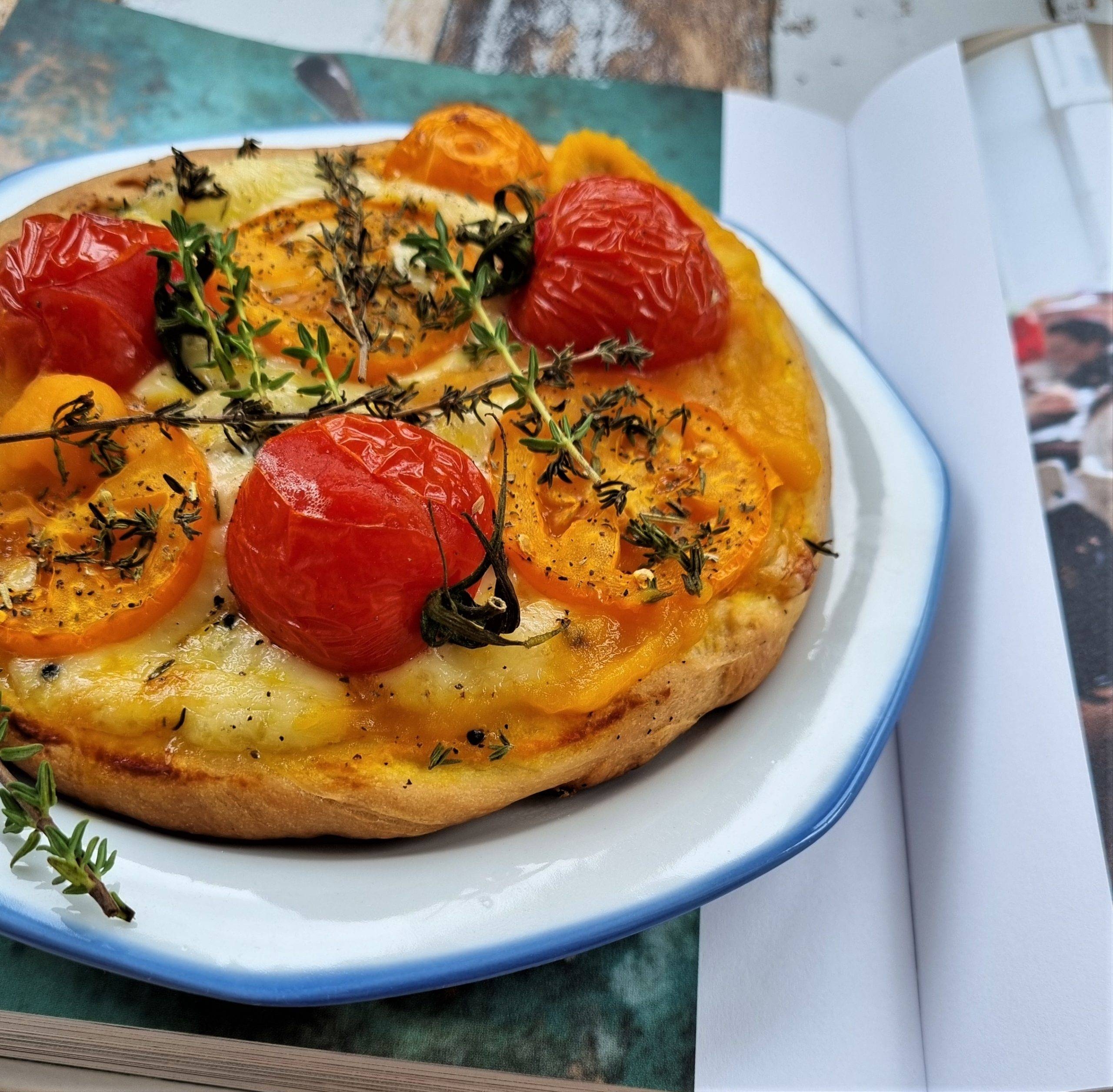 Pizzerina z mozzarellą, karmelizowanymi pomidorami i tymiankiem - przepis Agi Żelazko.