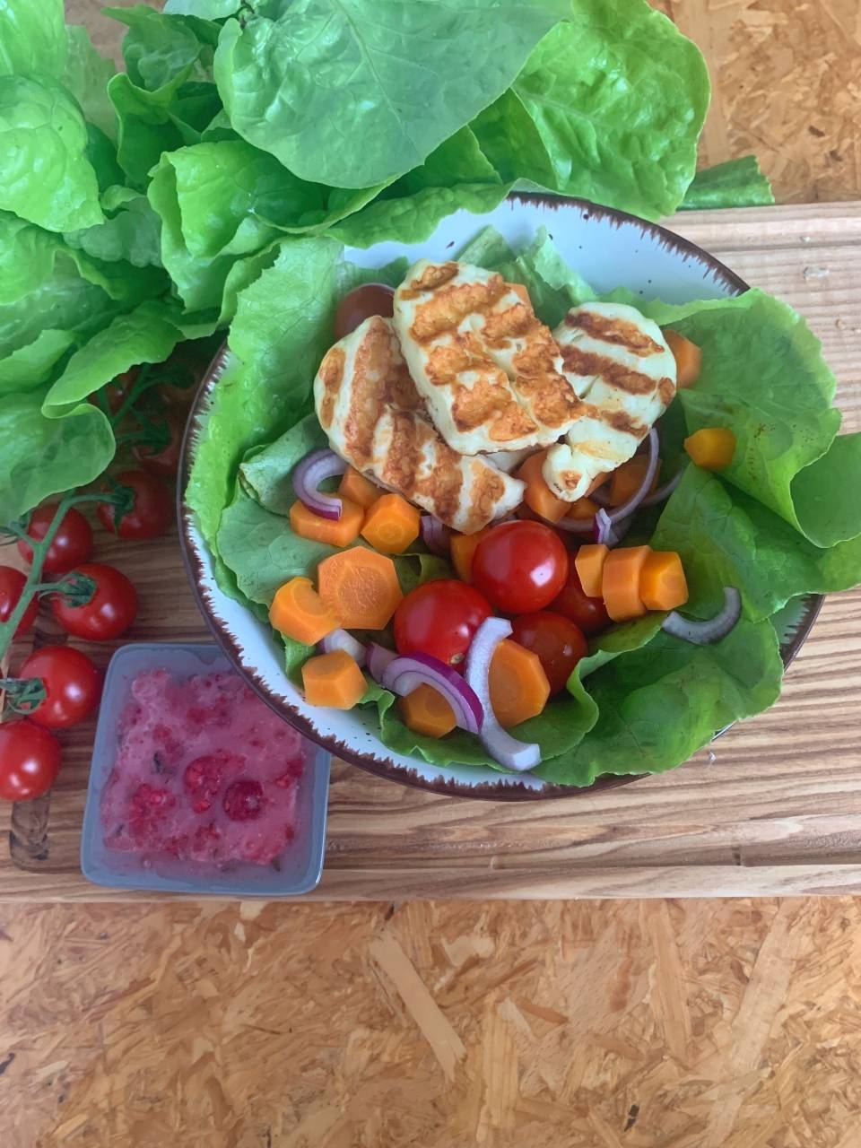 Przepis na sałatkę z halloumi w sosie lawendowym