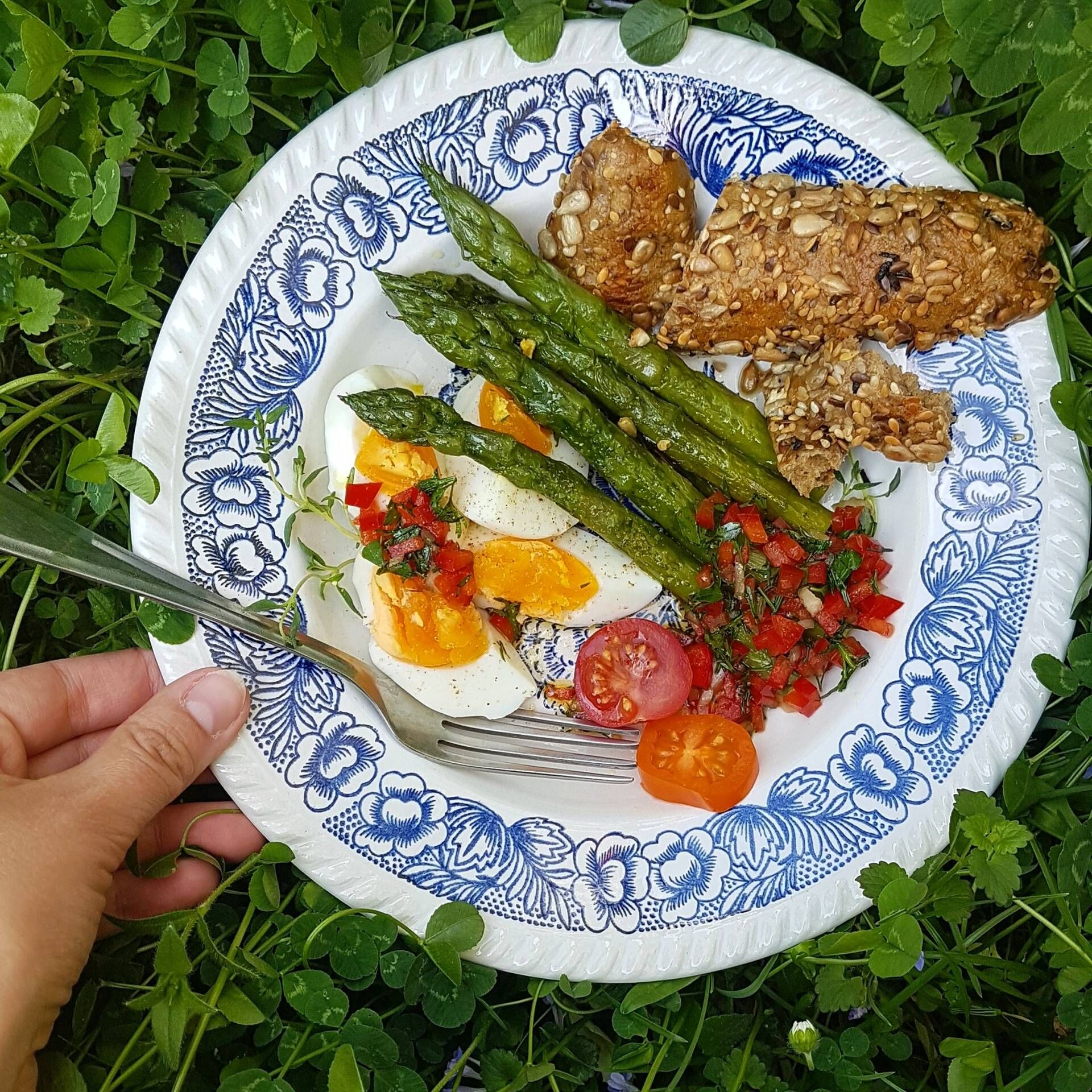 Szparagi z jajkiem i sosem a la chimichurri - przepis Agnieszki Żelazko.