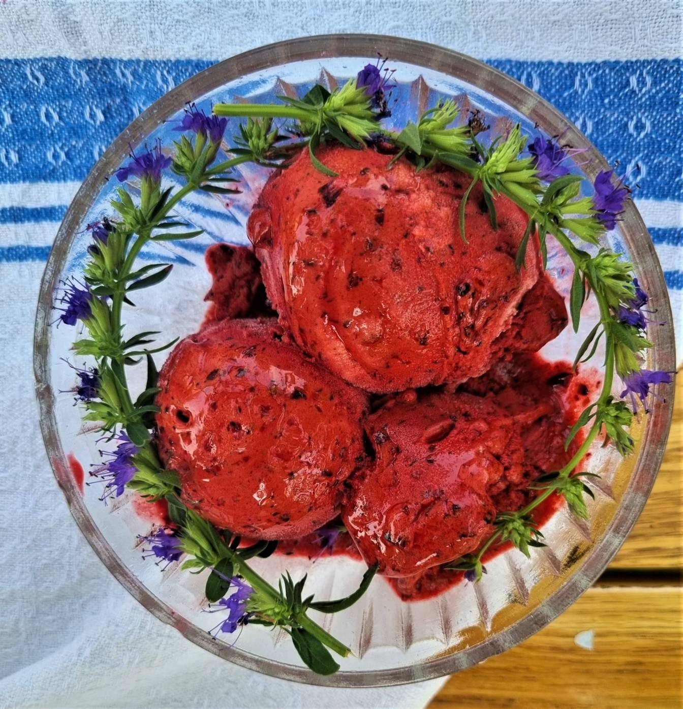 Lody wegańskie z owocami leśnymi i estragonem - przepis.